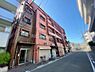 その他：外観は落ち着いた色合いの建物で存在感があります。各部屋にエアコンの室外機が設置されており快適な住環境が想像できます。道路に面しているためアクセスが便利です。エントランスはガラス扉で開放感があります。