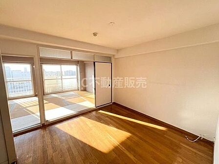 リビングから和室まで日差しがしっかりと差し込み明るい空間となっています。広さにゆとりがあり室内がすっきりとした印象です。床材の色合いが落ち着いており様々なインテリアと相性が良さそうです。
