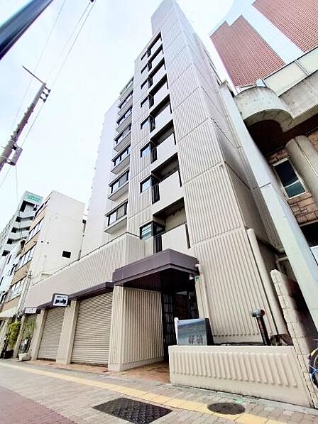 都市部に調和した外観が特徴的な建物です。清潔感のあるデザインで堂々とした存在感があります。エントランス周辺も整備されておりマンションの外観がしっかりとした印象を与えます。
