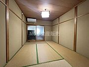 落ち着いた雰囲気のある和室です。心地よい木目の天井と畳の組み合わせが特徴です。エアコンが設置されており季節を問わず快適に過ごせます。襖戸と障子窓が和の趣を感じさせます。