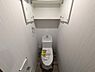 トイレ：快適にご利用いただける温水洗浄便座を採用し、清潔で心地よいトイレ空間を実現しています。上部にはトイレットペーパーや掃除用品をすっきり収納できる便利なトイレ収納付き。