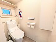 収納たくさんのトイレです。本画像は、現在居住中のためAIにより家具・小物等を加工・削除したものです。