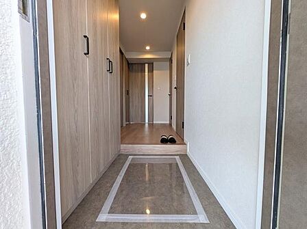 玄関は収納力のあるシューズボックス付きです!空いている部分にはお花や家族写真など飾ることが出来、ご家族や来客の皆さんをお迎えします。