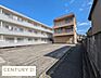 外観：宝南小学校まで徒歩1分、幼稚園も徒歩2分と子育て世帯に良い環境！公園やスーパーも身近に揃い、毎日の送り迎えやお買い物もラクラクです。