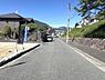 その他：前面道路は約8mのゆったりとした公道です。整備された歩道もあり、車の通行や歩行も安心して利用できます。周囲には自然も多く開放感が感じられるロケーションです。日常の移動が快適です。