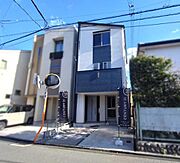 シャープなデザインが印象的な外観。ネイビーとホワイトの配色で一際おしゃれ。写真で見る外観・室内の雰囲気は違います。実際にご覧になりたい方は、お気軽にお問い合せ下さい。
