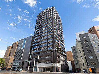 外観：堂々とした外観が印象的な建物です。周辺の街並みに調和したシンプルなデザインが特徴です。しっかりとした造りで安心感があります。前面道路が広く交通の利便性も期待できます。通りからのアクセスがスムーズです。