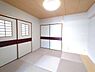 和室：和室4.5帖。和室ならではの落ち着いた雰囲気が広がる空間。清潔感のある白と木目調の天井の組み合わせが魅力的。障子やふすまのアクセントカラーがモダンな印象を与えます。押入れもあり布団等の収納に便利。