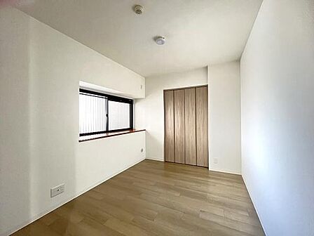 明るくシンプルな内装の洋室。スッキリとした壁面、住む人に嬉しい収納力が備わったクローゼット。フローリングの質感が落ち着いた雰囲気を演出。令和7年5月:全居室フローリング・クロス張替。