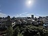 その他：周辺に視界を遮る高い建物がなく遠くまで見渡せる開放的な眺望。周囲の建物と自然の調和が印象的。どこまでも広がる青空が開放感を演出。高台ならではの見晴らし、気持ち好い眺望をお楽しみいただけます。