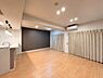 リビング/ダイニング：広々としたリビングはナチュラルなフローリングが明るい印象です。アクセントクロスが空間を引き締め落ち着いた雰囲気を感じられます。大きな窓から自然光がしっかり入ります。