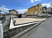 約57.67坪の広々とした土地。周辺には戸建が立ち並び、静かで落ち着いた雰囲気がある土地です。