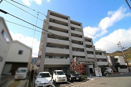 落ち着いた色合いが印象的な外観です。
