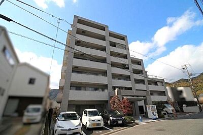 外観:外観はシンプルで落ち着いたデザインです。周辺には駐車スペースも確保されています。建物の高さがあり眺めも期待できます。青空に映える外観が印象的です。 外観:外観はシンプルで落ち着いたデザインです。周辺には駐車スペースも確保されています。建物の高さがあり眺めも期待できます。青空に映える外観が印象的です。