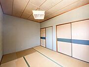 2階の和室約6帖は押入れ付でたっぷり収納が確保されています。