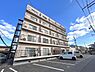 その他：敷地内には駐車場が完備されており車をお持ちの方にも便利です。外観はシンプルで落ち着いた印象です。各部屋にはバルコニーがあり開放感があります。