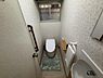 トイレ：窓付き温水洗浄便座付きのトイレです！
