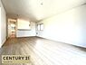 リビング/ダイニング：窓から心地よい光が差し込む明るいリビング。開放感あふれる広々空間で、家族みんなが自然と集まりたくなる居心地の良さです。