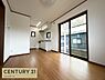 リビング/ダイニング：大きな窓からは通路への出入りも可能！屋根付きで雨の日や日差しの強い日でも安心です。お洗濯物を干すスペースとして活用も検討できそうですね。