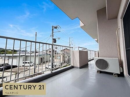 広々としたバルコニーは、青空を身近に感じられる開放的なスペース。十分な奥行きがあり、洗濯物を干すだけでなく、椅子を置いて外の空気を楽しむなど、ゆとりを活かした使い方ができます。