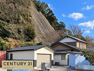 外観:豊かな緑と爽やかな海風を感じられる好立地に立つ落ち着いた佇まいの邸宅!土地付きなので駐車スペースに使用したりアイデア次第で使い方さまざまです! 外観:豊かな緑と爽やかな海風を感じられる好立地に立つ落ち着いた佇まいの邸宅!土地付きなので駐車スペースに使用したりアイデア次第で使い方さまざまです!