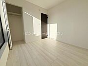 2階洋室4.5帖全居室に二面採光を確保した設計。自然光がたっぷり差し込み、開放感あふれる居住空間で毎日を快適に過ごせます。