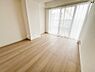 洋室：リビングとなり洋室5.7帖大きなクローゼットが完備された、5.7帖洋室！お洋服や荷物をスッキリ片付けられるので、お部屋を広々と使えるのが魅力。