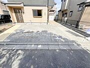 駐車場広々とした平置きのカースペースを確保しています！お車の駐車はもちろん、自転車やバイクなどを置くスペースとしても大活躍。お家の目の前に愛車を停められる安心感は、一戸建てならではの特権です。