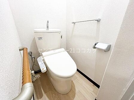 トイレ手すりが設置された、優しさを感じる清潔なトイレです!小さなお子様からお年寄りまで、家族みんなが安心して利用できる設計です。
