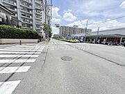 前面道路含む現地写真マンション周辺は道幅が広く、綺麗に整備された歩道が続いています！見通しが良いため、小さなお子様やご高齢の方の歩行も安心。開放感に満ちた、穏やかで暮らしやすい環境です♪