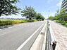 その他：前面道路含む現地写真前面道路は広々としており、見通しが良く開放感があります。周辺は緑豊かで綺麗に整備された街並みです。