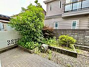敷地内専用庭の状況。かなり広く確保されたお庭は、ガーデニングや家庭菜園も可能♪お客様の用途に合わせて、特別な空間に♪