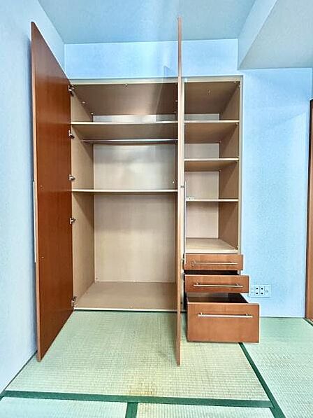 豊富な収納力を備えたクローゼットを設置。棚や引き出しを効率的に配置し、衣類や日用品を美しく整理できる快適な住空間を実現しています。