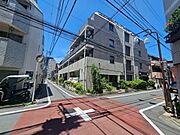建物が十字路の角に面しています。二方向の道路に接しているため、前面の視界が開けており、日当たりや通風を確保しやすい立地です。車や徒歩での出入りにおいて、複数のルートを選択できる構造です！