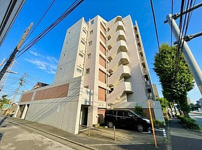 外観：青空に美しく映える、角地に佇むスタイリッシュな外観。前面道路にゆとりがあり、8階建の6階部分のため陽当り・開放感も良いです。光が丘駅徒歩16分、2026年7月に内装リフォーム済みの注目物件です。
