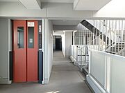 高層階は吹き抜けから光が差し込みます。