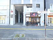 1階は遊歩道になっていて飲食店が並んでいます。
