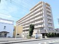 周辺に高層の建...
