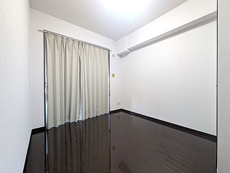 東側洋室
