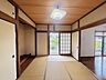 和室：大きな開口部から明るい光が差し込む、日中の室内の明るさがこの部屋の魅力です。 