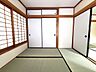 室内：扉を開放するとLDKと洋室を一体利用できる空間！扉を閉めると独立した空間としても活用できます。 
