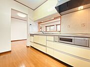 リビングにいる家族の顔が見渡せるカウンターキッチン。お料理もより一層おいしく、楽しく。食器棚を背面に設置しても十分な広さを確保しています。 