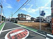 青い空と白い雲が広がる、穏やかな街並みに佇むこの場所から、あなたの新しい暮らしが始まります 