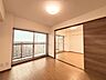 室内：リビング脇の6帖の洋室です。