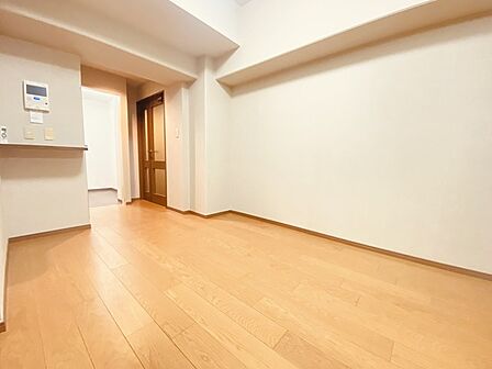どんな家具にでも相性が良い清潔感ある白色調のクロスを採用。主張しすぎない配色、耐久性にも優れた床材は日々のメンテナンスも楽に、快適に過ごして頂けるよう考えられています。