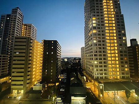 窓から眺める風景は一日の疲れを癒すヒーリングを奏でる、心地の良い時間を演出してくれます。室内も重要ですが、周りの環境もマイホーム選びの大事なポイント