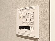 便利な浴室暖房乾燥機つき。 浴室内をすぐ乾かせてメンテナンスしやすく、また雨の日のお洗濯でも安心です。