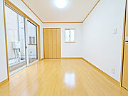 今からここを誰のお部屋にしようか、そんな洋室。大きさは約5.2帖です。 