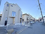 戸建てが立ち並ぶ静かな住宅街。四季折々の移り変わりを感じながら自然と楽しみ、暮らす、そんな毎日を日々の中で感じられる住環境 