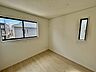 室内：今からここを誰のお部屋にしようか、そんな洋室。大きさは5.25帖です。 